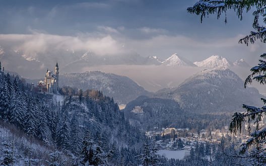 Обои на рабочий стол Замок Neuschwanstein / Нойшванштайн в Германии зимой среди гор и лесов
