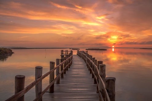 Обои на рабочий стол Деревянный мост, уходящий к горизонту, фотограф Ricardo Mateus