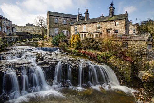 Обои на рабочий стол Небольшой водопад прямо в старинном городке, North Yorkshire, Great Britain / Северный Йоркшир, Великобритания
