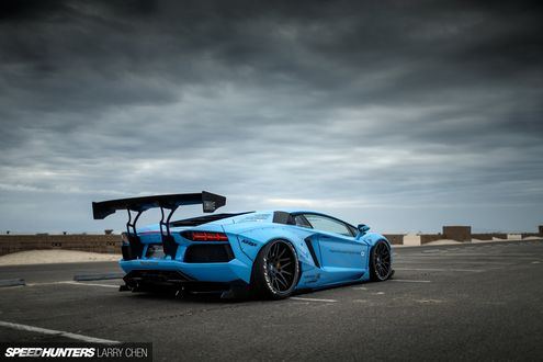 Обои на рабочий стол Lamborghini aventador на парковке под мрачным небом
