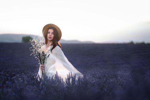 Обои на рабочий стол Девушка в шляпе на лавандовом поле, фотограф Florian Pascual