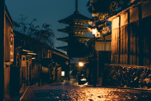 Обои на рабочий стол Ночная улочка старого Kyoto / Киото с видом на пагоду, Japan / Япония