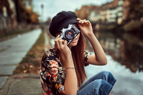 Обои на рабочий стол Девушка Мелина с фотоаппаратом в руке, фотограф Lods Franck