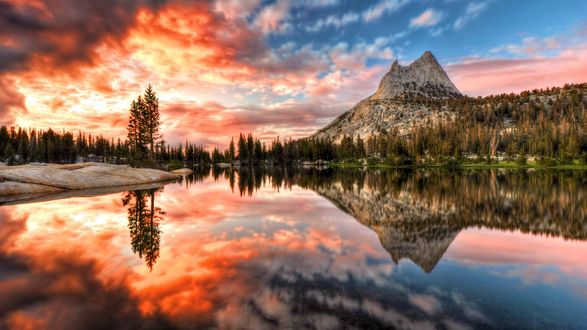 Обои на рабочий стол Озеро в национальном парке Yosemite / Йосемити, California / Калифорния, USA / США