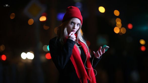 Обои на рабочий стол Девушка Катерина стоит на фоне ночных огней, фотограф Dmitry Arhar