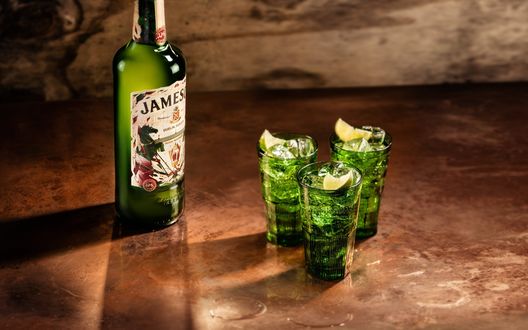 Обои на рабочий стол Бутылка Jamesson и три стакана виски со льдом и кусочком лайма