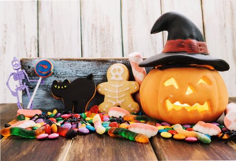 Обои на рабочий стол Натюрморт для Halloween : сладости, игрушки и тыква-светильник в шляпе ведьмы