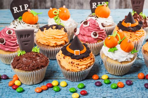 Обои на рабочий стол Оригинальные кексики с кремом в стиле Halloween / Хеллуин и цветные драже