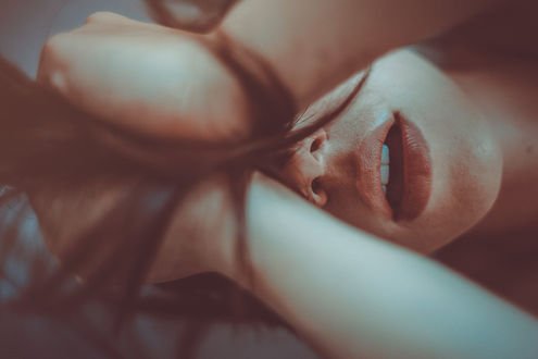 Обои на рабочий стол Лицо девушки крупным планом, фотограф Martin Neuhof