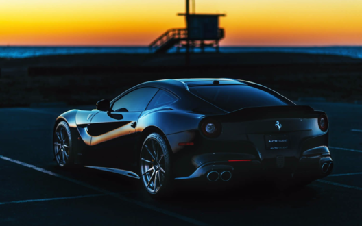 Обои на рабочий стол Ferrari f12 berlinetta на парковке