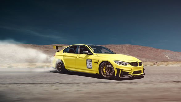 Обои на рабочий стол BMW m3 дрифтует на трассе