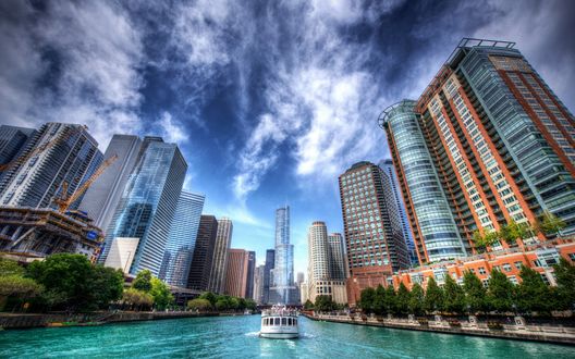Обои на рабочий стол Прогулочный катер плывет по каналу города Chicago / Чикаго, USA / США