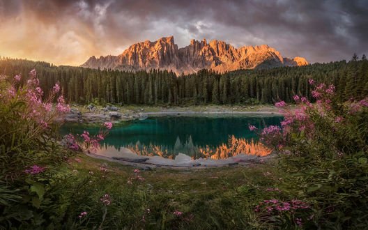 Обои на рабочий стол Lago di Carezza, Province of Bolzano, Italy / Lago di Carezza, провинция Больцано, Италия, фотограф Jkboy Jatenipat