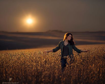 Обои на рабочий стол Девушка в колосистом поле на фоне заката, by Jake Olson Studios