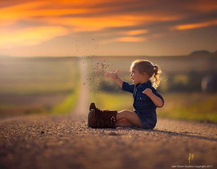 Обои на рабочий стол Девочка сидит на дороге, by Jake Olson Studios