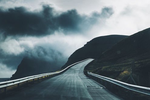 Обои на рабочий стол Дорога вдоль холмов под облачным небом, фотограф Daniel Casson