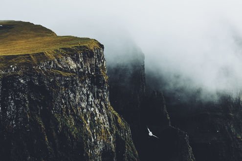 Обои на рабочий стол Горные уступы в тумане, фотограф Daniel Casson