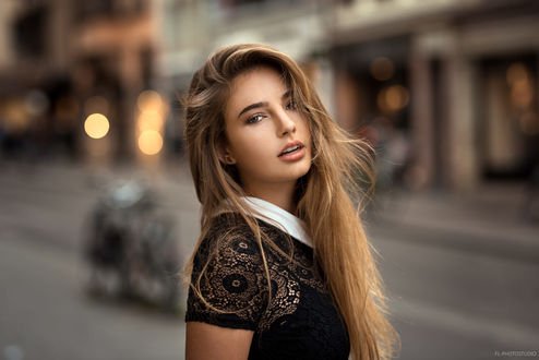 Обои на рабочий стол Девушка Мелина стоит на улице, фотограф Lods Franck