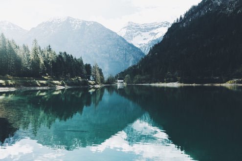 Обои на рабочий стол Горы и их отражение в озере, фотограф Daniel Casson