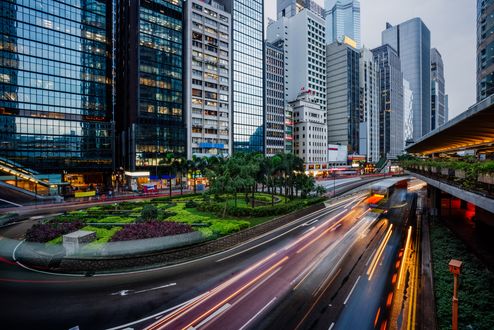 Обои на рабочий стол Небоскребы на улице в Hong Kong / Гон-Конг, China / Китай