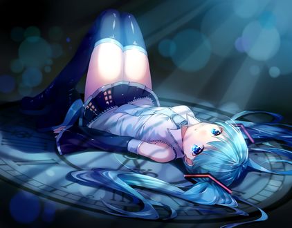 Обои на рабочий стол Vocaloid Hatsune Miku / Вокалоид Хатсуне Мику лежит на спине на большом циферблате в лучах света, art by Ihachisu