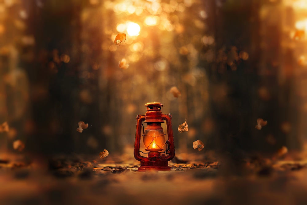 Обои для рабочего стола Горящий фонарь под листопадом, by Ashraful Arefin