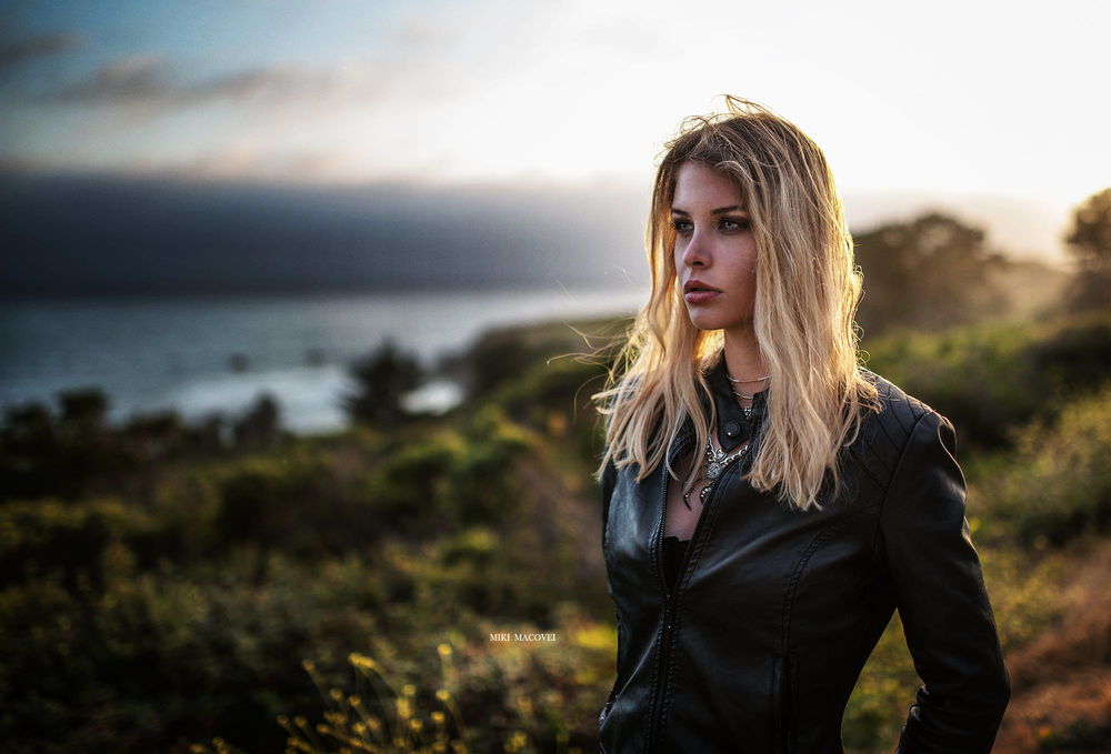 Обои для рабочего стола Модель Кара стоит на фоне природы, фотограф Miki Macovei