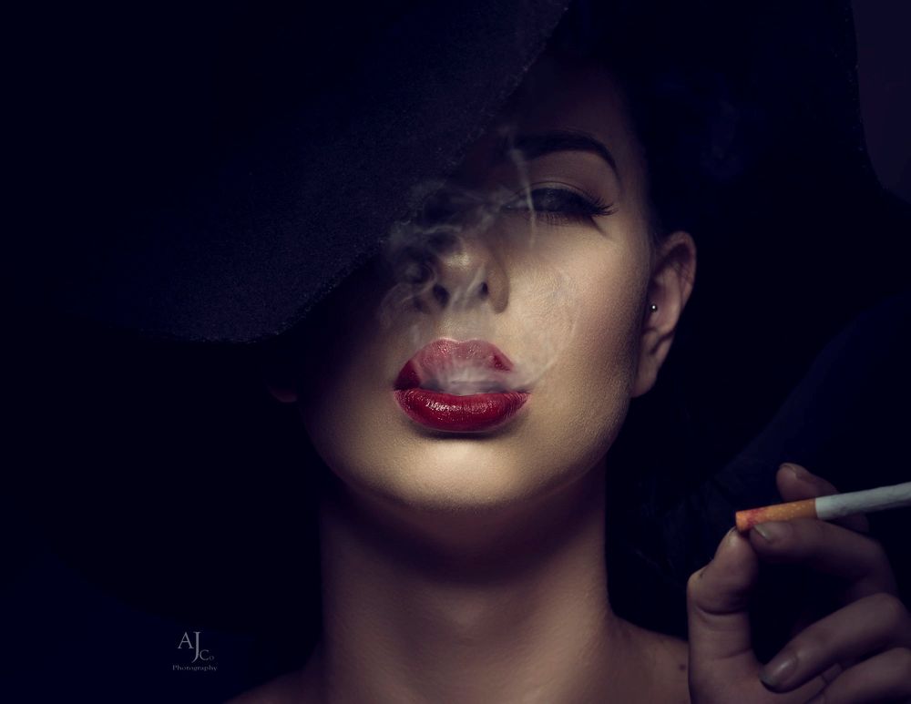 Обои для рабочего стола Девушка в шляпе и с сигаретой в руке, фотограф An La