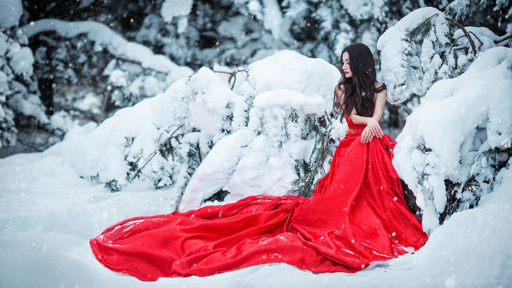 Обои для рабочего стола Модель Аннет в красном платье у деревьев в снегу, фотограф Sergey Shatskov