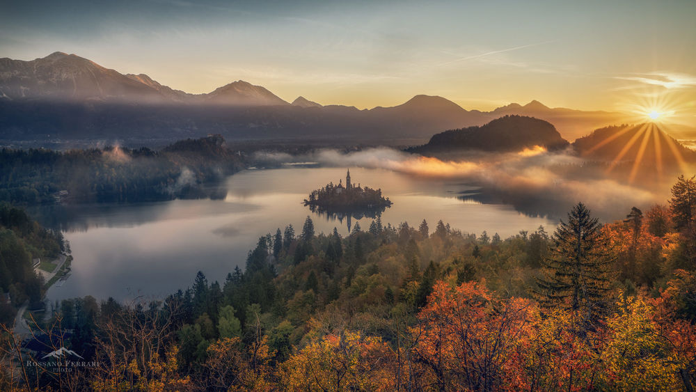 Обои для рабочего стола Захватывающий восход солнца на озере Bled, Slovenia / Блед в Словении, фотограф Rossano Ferrari