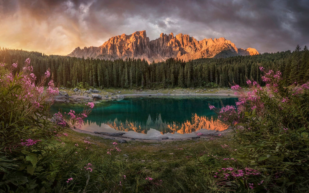 Обои для рабочего стола Lago di Carezza, Province of Bolzano, Italy / Lago di Carezza, провинция Больцано, Италия, фотограф Jkboy Jatenipat