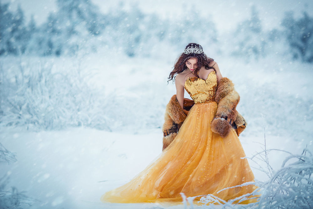 Обои для рабочего стола Девушка в желтом платье, в шубке, стоит на снегу, фотограф Sergey Shatskov