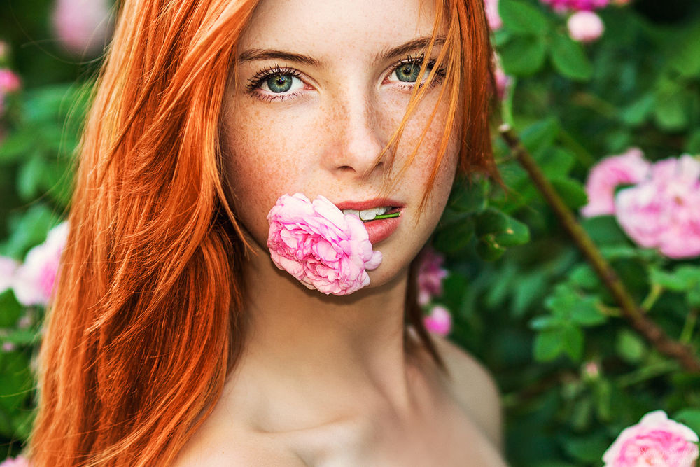 Обои для рабочего стола Рыжеволосая девушка с цветком во рту, фотограф Sergey Shatskov