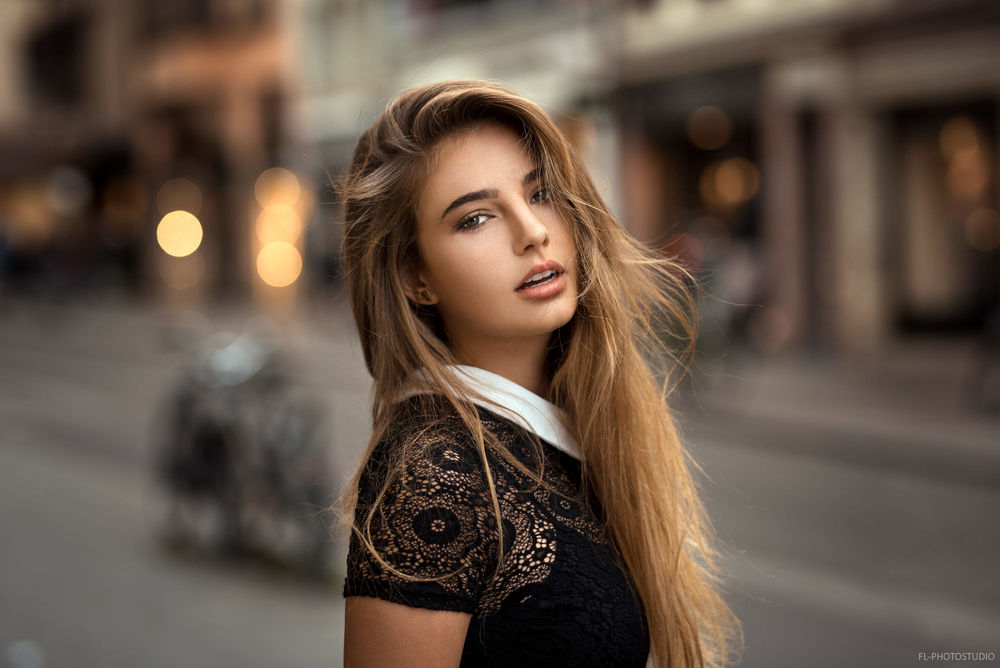 Обои для рабочего стола Девушка Мелина стоит на улице, фотограф Lods Franck