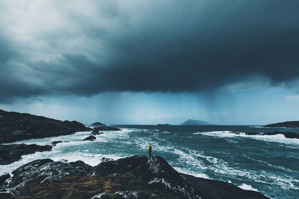 Обои для рабочего стола Мужчина на фоне моря во время шторма, фотограф Daniel Casson