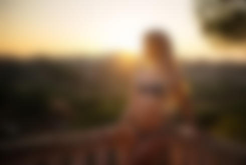 Обои для рабочего стола Модель Анна в купальнике стоит на фоне природы, фотограф Miki Macovei