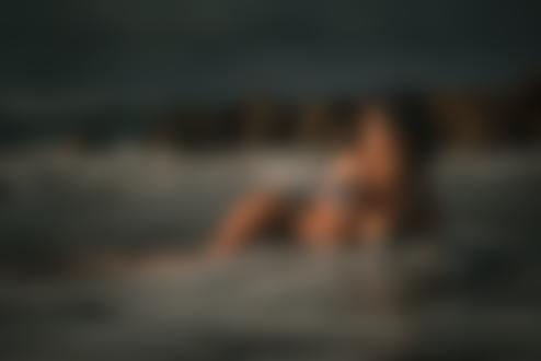 Обои для рабочего стола Модель Madison лежит в воде, фотограф Mark Crislip