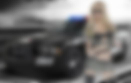 Обои на рабочий стол Блондинка в полицейской униформе позирует стоя у Dodge Avenger / Додж Авенджер
