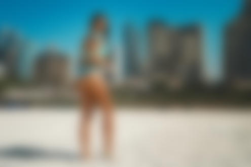 Обои для рабочего стола Девушка в купальнике стоит на фоне Dubai / Дубая, фотограф Ivan Gorokhov