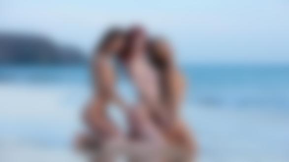 Обалденные телки позируют голые на пляже (15 фото эро)