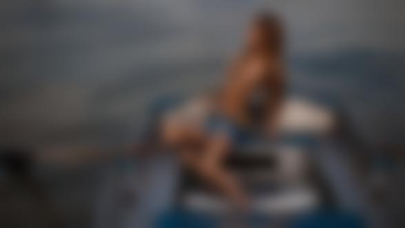 Обои для рабочего стола Симпатичная длинноволосая девушка топлес сидит в лодке на фоне воды, фотограф Stanislav Rapach