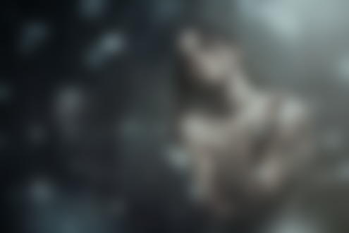 Обои на рабочий стол Обнаженная девушка с печальным выражением лица, стоит за ветками на которых распускаются почки