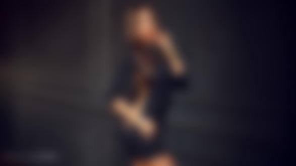 Обои на рабочий стол Девушка в черном платье стоит у стены, фотограф Krystian Tokar