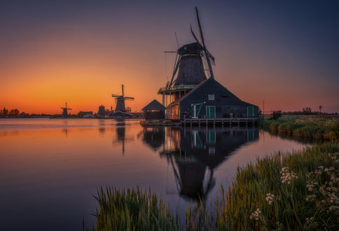 Обои на рабочий стол Дома с ветряными мельницами на сваях в озере, Zaanse Schans, Holland / Заансе Сханс, Нидерланды, фотограф Remo Scarfо