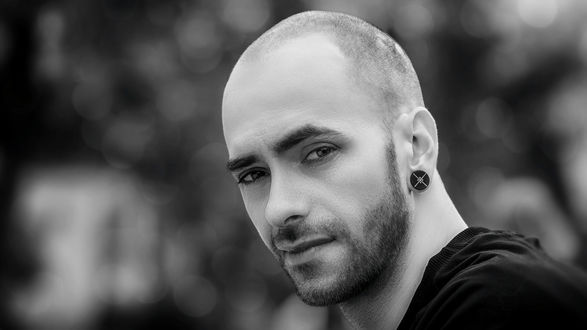 Обои на рабочий стол Черно-белый портрет парня, фотограф David VIBESCRIB