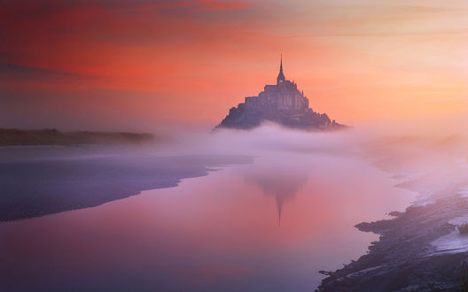 Обои на рабочий стол Остров-крепость Mont Saint-Michel / Мон-Сен-Мишель на восходе солнца, France / Франция