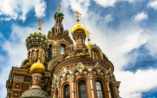 Обои на рабочий стол Храм Воскресения Христова (Спас на Крови) на фоне облачного неба, Санкт-Петербург, Россия