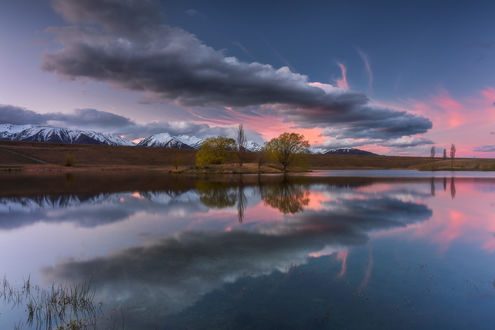 Обои на рабочий стол Большое облако над прудом и его отражение в воде, Loch Cameron New Zealand / Лох-Камерон Новая Зеландия, фотограф Dylan Toh & Marianne