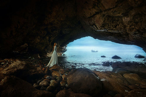 Обои на рабочий стол Девушка у арки в Newfoundland / Ньюфаундленде, фотограф TJ Drysdale