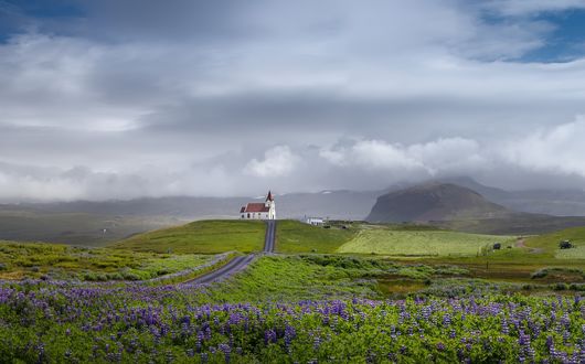 Обои на рабочий стол Дорога к церкви на фоне облачного неба, Iceland / Исландия
